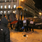 Un contenedor de basura volando en los enfrentamientos en la Puerta del Sol de Madrid en la protesta proHasel, el 17 de febrero del 2021.