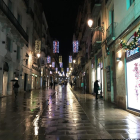 Calle Comte de Rius de Tarragona con las luces de Navidad encendidas.
