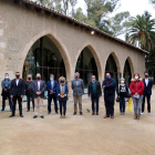 Foto de familia de los representantes de Adifolk, el Ayuntamiento de Tortosa, y algunos grupos participantes, delante de la antigua Llotja, en la presentación.