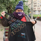 Aurea Ayón, treballadora de la llar, amb el davantal "Tengo derecho a tener derechos" bordat per ella.