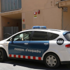 El vehicle dels Mossos d'Esquadra que trasllada l'acusat després de sortir del jutjat d'instrucció número 2 de Valls.