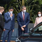 Felipe VI, Pedro Sánchez, Reyes Maroto, Wayne Griffiths y Herbert Diess observando un coche a la fábrica de Seat