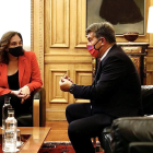 La alcaldesa de Barcelona, Ada Colau, y el presidente del FC Barcelona, Joan Laporta, reunidos.