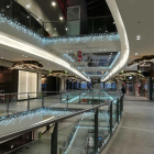 Imatge de l'interior del centre comercial amb les tradicionals llums de Nadal