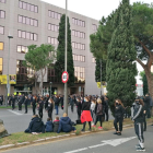 Els manifestats vestits de negre reunits a l'avinguda Roma.