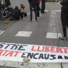 Manifestants tallen la circulació de la Plaça Imperial Tarraco a Tarragona contra l'empresonament de Pablo Hasel