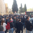 Manifestants al Portal del Roser esperant la comitiva de Vox.