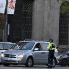 La Policia Municipal de Madrid, fent un control a cotxes.