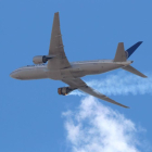 Una imagen del fallo del Boeing 777-200 que despegó del aeropuerto internacional de Denver, este sábado.HAYDEN SMITH / EFE