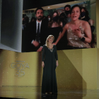 La enfermera Ana María Ruiz anunciando el Premio Goya a la mejor película, que ha recibido 'Las niñas'.