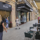 Vianants passejant ahir a la tarda per la Rambla Nova de Tarragona, entrant i sortint de botigues.