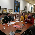 Els membres d'En Comú Podem amb els representants de diversos col·lectius culturals a Reus.