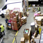 Dos hombres detenidos por los Mossos en una empresa de mensajería abriendo una furgoneta para cargar paquetes.