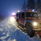 Vehículos de Protección Civil de Montblanc actuando en un camino nevado.