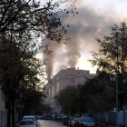 El fum surt a l'exterior en l'incendi d'un habitatge en un edifici al carrer d'en Joan Reglà de Girona