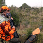 Un caçador que ha participat en la batuda per caçar porcs senglars al terme municipal de Vallmoll .