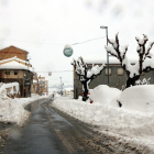 Ccotxes colgats per la neu en un dels carrers d'Horta de Sant Joan.