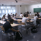 Plano general de un aula del Campus Terres de l'Ebre de la URV antes de empezar los exámenes de selectividad.