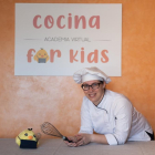 Alba Molas, directora de l'acadèmia Cocina for Kids, amb el pollet Peter.