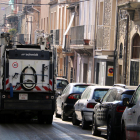Camión de la brigada limpiando las calles de Sant Vicenç de Castellet.