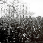 Fotografia d'Hermenegild Vallvé on es veu la plaça del Rei el Divendres Sant del 1931.
