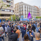 Los trabajadores del banco durante la protesta en la Rambla Nueva de Tarragona.
