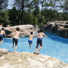Niños lanzándose a la piscina de la casa de colonias.