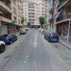 La calle Francesc Bastos tiene dos carriles de circulación y aparcamientos a ambos lados.