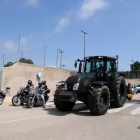 Los vehículos a comienzos de la marcha lenta a la Ràpita para denunciar el retraso de la tramitación del proyecto ejecutivo para mejorar la carretera de Poble Nou del Delta.
