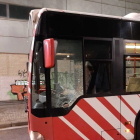 Un autobús amb els vidres trencats.