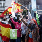 Algunos de los seguidores de Vox que han llenado con banderas la plaza Española de l'Hospitalet de Llobregat.