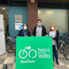 Representants de la Fundació Alberto Contador fent la donació de les bicicletes a representants del Hospital de Dia.