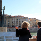 El vicepresidente Pere Aragonès, la consejera|consellera de Justicia Ester Capilla y la alcaldesa de Tortosa Meritxell Roigé, de espaldas, mirando el monumento franquista desde el paseo del Ebro.