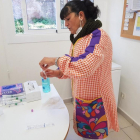 Una docent de la Llar d'Infants Sant Ramon Nonat de Girona prepara el material per prendre's una mostra de teixit per frotis nasal.