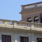 Plano detalle del lazo amarillo colgado en la fachada del Ayuntamiento de Reus