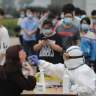 Un sanitario realizaba test de coronavirus a la población de Wuhan el mes de mayo pasado.