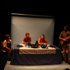 Els actors de l'obra 'El poema inacabat' en el passi previ a la seva representació.