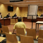 D'esquenes, els tres acusats per abusar sexualment d'un menor a Blanes.