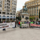 Manifestantes con pancartas reivindicativas durante la protesta hecha en la plaza Delgado de Reus.