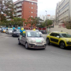Imatge de la protesta d'aquest diumenge en forma de caravana de cotxes al seu pas pel carrer Vidal i Barraquer.