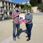 Jordi Molinera y Natalia Sanz con el cartel de la ruta.