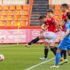 Fran Carbia dispara en el gol que va servir per sumar tres punts contra el Lleida.