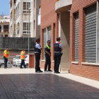 Imagen de archivo de los Mossos d'Esquadra y policía local en Vilanova i la Geltrú, delante de la puerta del edificio el día del incendio.