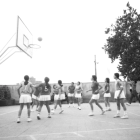 Fotografia de Ramon Ortiga Vidal d'un partit de bàsquet femení als anys 70 a Cambrils.
