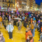 La plaza de la Fuente de Tarragona se tiñó de lila durante la concentración de la noche, el acto más multitudinario en la ciudad durante el 8-M del 2021, marcado por la lluvia.