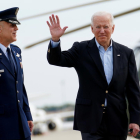 El presidente de los Estados Unidos, Joe Biden, saluda antes de embarcarse en el Air Force One.