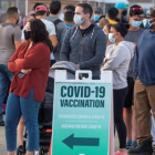Un grup de persones fa cua per a rebre la vacuna contra la Covid-19 en un punt de vacunació en el comtat de Miami-Dade, Florida.