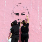 Tres artistas realizan una pintura mural con un retrato de Pablo Hasél en los Jardines de las Tres Chimeneas.
