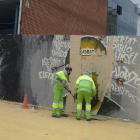 La brigada de limpieza eliminando el mural de Barcelona.