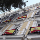Banderas de España a vbalcon en una calle de Madrid.